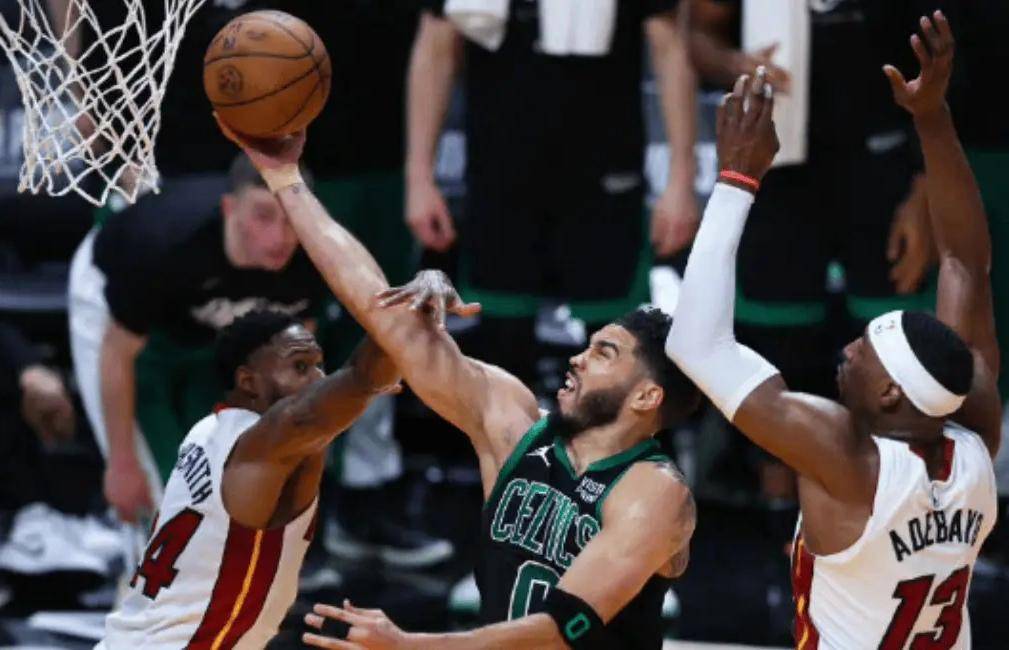 塔图姆在勇士比赛中精彩发挥，战术调整引发热议！